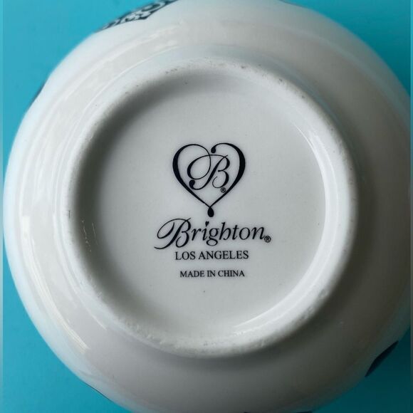 EUC - Brighton Coffee/Tea/Hot Chocolate Large Mug - White with Brighton Design - Picture 4 of 6